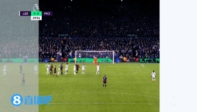 悼念若塔，红军名宿汤普森与毕包主席赛前在KOP看台前献花圈